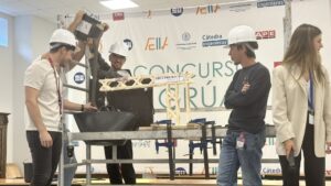 Los futuros ingenieros de la UVa ponen a prueba su talento en el IX Concurso de Grúas que patrocina la Cátedra ingenierosVA