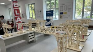 Los futuros ingenieros de la UVa ponen a prueba su talento en el IX Concurso de Grúas que patrocina la Cátedra ingenierosVA