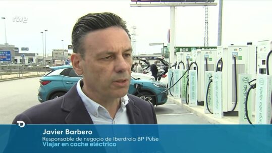 El vocal Javier Barbero destaca en TVE la importancia de planificar los viajes en coche eléctrico